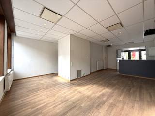 Op slechts 200 meter van de Markt bevindt zich dit aangename duplexappartement, gelegen in een kleinschalig gebouw met slechts twee appartementen. Dankzij de centrale ligging bevinden winkels, openbaar vervoer en alle dagelijkse voorzieningen zich op wandelafstand.<br /><br />Het appartement geniet van veel natuurlijke lichtinval en beschikt over een ruime leefruimte met open keuken, die rechtstreeks uitgeeft op een mooi terras. Verder omvat het appartement een inkomhal, twee volwaardige slaapkamers, een bureau (ideaal als thuiswerkplek), een badkamer met dubbel lavabomeubel, ligbad met douche en toilet, een aparte berging, een afzonderlijk gastentoilet en een ruime privatieve kelder.<br /><br /><strong><u>Extra informatie</u></strong>
<ul>
<li>Onmiddellijk beschikbaar</li>
<li>Oud EPC: 486 kWh/m²/jaar</li>
<li>Nieuw EPC in aanvraag na de plaatsing van een nieuwe cv-ketel en de isolatie van het dak</li>
</ul>
<br />Interesse? Contacteer ons voor een bezoek via info@arcade-vastgoed.be.