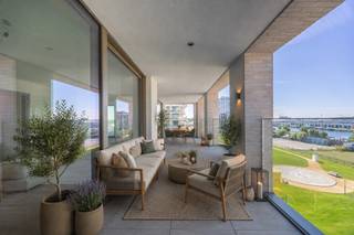 À l’angle de la Victorialaan et de la Fortstraat s’élève la résidence Arcade, un projet résidentiel luxueux au style architectural intemporel. Grâce à son élégante conception et à ses volumes subtilement décalés, ce bâtiment respire le raffinement. Depuis votre appartement, vous profitez d’une vue imprenable sur CentralPark@Sea, un atout unique qui vous offre chaque jour une sensation de vacances instantanée. Cet appartement, situé au cinquième étage, dispose de deux spacieuses chambres et a été achevé avec des matériaux de haute qualité, garantissant ainsi un niveau de finition supérieur et une expérience de vie prête à emménager. L’immeuble comprend également un local vélo commun, apportant confort et praticité supplémentaires. Laissez-vous séduire par la combinaison d’un cadre de vie élégant et d’un confort résidentiel ultime. Contactez-nous dès aujourd’hui pour plus d’informations ou pour organiser une visite de cette unité exclusive. Vente soumise au régime TVA.