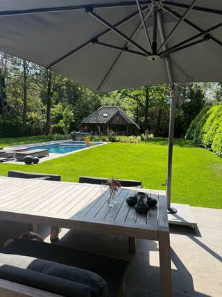 In een groene omgeving in Heide-Kalmthout bevindt zich deze stijlvolle, instapklare villa op een prachtig perceel van ca. 2.950 m², waar rust, privacy en luxe perfect samenkomen.<br /><br />De woning werd volledig gerenoveerd en uitgebreid, biedt een warme, tijdloze uitstraling met veel lichtinval en een hoog afwerkingsniveau. Ee werd veel aandacht besteed aan kwalitatieve materialen, maatwerk en praktische luxe. De indeling omvat een ruime leefruimte met zicht op de tuin, volledig uitgeruste keuken, bureauruimte, speelkamer, praktische wasruimte met zij-ingang, 4 volwaardige slaapkamers met ingemaakte bureau en kledingkasten en 2 badkamers + 1 in de poolhouse.<br /><br />Uitgebreid maatwerk en ingebouwde kasten zorgen voor extra comfort en een rustige uitstraling. De woning beschikt over zonnepanelen, laadmogelijkheden voor 2 wagens, uitgebreid alarm- en camerasysteem en elektrische toegangspoort.<br /><br />Ook buiten werd elk detail doordacht. De prachtig aangelegde tuin beschikt over een verwarmd zwembad met elektrisch rolluik, meerdere terrassen en een volledig uitgerust luxueuse poolhouse met bar, badkamer en technische ruimte, de ideale plek om te ontspannen of gasten te ontvangen. Achteraan bevindt zich een aparte speelzone voor kinderen.<br /><br />De woning biedt ruime parkeermogelijkheden. 2 overdekte parkeerplaatsen voorzien van laadmogelijkheden, 3 staanplaatsen en overdekte fietsstalling.<br /><br />Rustig gelegen in een groene, residentiële omgeving, op wandelafstand van winkels, scholen, bakker, slager, restaurants en het station, met een vlotte verbinding naar belangrijke invalswegen.<br /><br />Extra troeven:<br />✔ Perceel ca. 2.950 m²<br />✔ 4 slaapkamers – 2 badkamers<br />✔ Verwarmd zwembad met elektrisch rolluik<br />✔ Luxueuse poolhouse met bar en badkamer<br />✔ Zonnepanelen<br />✔ Overdekte parkeerplaatsen met laadmogelijkheden<br />✔ Maatwerk en ingebouwde kasten<br />✔ Alarm-en camerasysteem<br />✔ Elektrische toegangspoort<br />✔ Overdekt bbq terras met lounge-gedeelte<br />✔ Extra tuinberging<br />✔ Gevuld houtkot<br />✔ Kelder