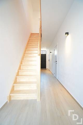 In het stadscentrum van Ieper vinden we deze karaktervolle en volledig gerenoveerde woning terug. Gelegen in het centrum en toch zeer bereikbaar...