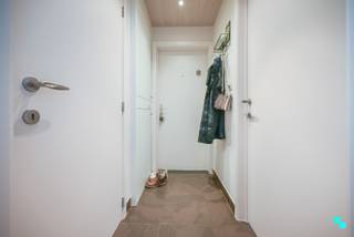 Instapklaar tweeslaapkamerappartement met garage gelegen nabij het centrum van Roeselare, talloze winkels en het op -en afrittencomplex...