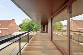 Dit duplexappartement in het centrum van Anzegem combineert ruimte, elegantie en een warme woonbeleving. De twee woonniveaus zorgen voor een huiselijk gevoel en geven het geheel een bijzonder aangename dynamiek. Bij het binnenkomen valt meteen de gezellige sfeer op, dankzij de houten accenten en natuurlijke materialen die doorheen het interieur zijn doorgetrokken.<br />De <strong>open leefruimte met haard</strong> vormt het kloppende hart van het appartement. Grote raampartijen brengen licht binnen en verbinden de leefruimte met het ruime terras, dat uitkijkt op open velden. Via de openslaande deuren vloeien binnen en buiten mooi in elkaar over, ideaal om in alle privacy van de omgeving te genieten. De <strong>keuken</strong> – uitgerust met houten kasten en een granieten werkblad – sluit naadloos aan op de eetruimte en biedt volop werk- en <strong>opbergmogelijkheden</strong>. Op de twee verdiepingen bevinden zich bovendien <strong>twee ruime slaapkamers en twee badkamers</strong>, beide voorzien van een bad waarin u heerlijk kunt ontspannen. De <strong>ingebouwde kasten</strong> zorgen overal voor extra comfort en praktische bergruimte. De grootste troef? <strong>2 grote terrassen</strong> met weids zicht over de velden.
<h3>Praktisch</h3>

<ul>
	<li>Appartement van 120m<sup>2</sup> met 25m<sup>2</sup> terras</li>
	<li>Studio van 84m<sup>2 </sup>met 12m<sup>2</sup> terras</li>
	<li>Huurprijs: € 875 / maand</li>
	<li>Syndic: € 60 / maand</li>
	<li>Optionele garage: € 50 / maand</li>
</ul>

<h3>Interesse? Schrijf je in voor het bezoekmoment op 4 december (16u–17u) of 8 december (16u30–17u30).</h3>
Kies een tijdsslot naar keuze via de zwarte knop 'maak nu een afspraak' op onze website. Heb je vragen? Contacteer Sarah via sarah@maesconceptimmo.be.