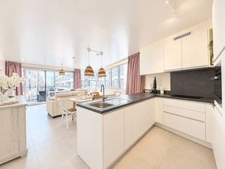 Op zoek naar een instapklaar nieuwbouwappartement op een toplocatie in Blankenberge?<br /><br />Dan is dit stijlvolle gemeubeld tweeslaapkamerappartement op de eerste verdieping zeker een bezoek waard. Dankzij de uitstekende ligging, op slechts 50 meter van de Zeedijk, geniet u van de nabijheid van het strand, winkels, horeca en openbaar vervoer.<br /><br />Via de inkomhal komt u terecht in de lichtrijke woonkamer met aangename leefruimte. Aansluitend bevindt zich de volledig uitgeruste open keuken, voorzien van alle moderne toestellen, waaronder een kookplaat met dampkap, oven, koelkast, vaatwasser en spoelbak.<br /><br />Het appartement beschikt over twee volwaardige slaapkamers en een moderne badkamer, uitgerust met een inloopdouche en lavabo. Daarnaast is er een apart toilet aanwezig en een berging voor extra comfort.<br /><br />Dankzij de recente nieuwbouwafwerking geniet u van een energiezuinige en hedendaagse woonomgeving, waarbij kwaliteit en wooncomfort centraal staan. Het appartement wordt uitsluitend verhuurd als tweede verblijf.<br /><br />Een ideale woonst voor wie op zoek is naar een verzorgd en modern appartement op een uitstekende locatie aan de Belgische kust.<br /><br />Beschikbaarheid: 1 november 2026.<br /><br />Aarzel niet en plan vandaag nog uw bezoek!<br /><br />Provisie algemene kosten: €50/maand.<br /><br />tweedeverblijfstaks: €1.099/jaar.<br /><br />