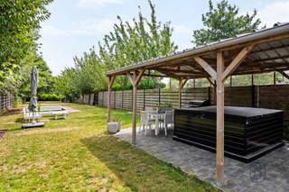 <p>TE KOOP: Knap gerenoveerde woning met 3 à 4 SLK op een perceel van 795 m²!<br /><br />Deze ruime gezinswoning werd de voorbije jaren grondig gerenoveerd met oog voor comfort, kwaliteit en energiezuinigheid (dankzij de uitgevoerde werken: zonnepanelen, isolatie, hoogrendementsbeglazing en centrale verwarming).<br /><br />Gelegen op een mooi perceel van 795 m² geniet u hier van rust, ruimte en een volledig omheinde tuin met tal van mogelijkheden.<br /><br />INDELING: Via de inkomhal bereikt u de ruime leefruimte aan de voorzijde van de woning. Centraal bevinden zich de trap, een apart toilet en de toegang tot de kelder. Verder beschikt de woning over een gezellige zithoek en een open keuken met hoogwaardige toestellen en kwalitatieve afwerking.<br />Aansluitend bevindt zich een praktische sas met toegang naar buiten en voorzieningen voor een wasmachine en droogkast. Op het gelijkvloers is bovendien een stijlvolle badkamer aanwezig, uitgerust met douche, ligbad, toilet en wastafel. Op de eerste verdieping bevinden zich een zeer ruime slaapkamer, een douchekamer met toilet en 2 slaapkamers. Via een vaste trap bereikt u de afgewerkte zolderverdieping, die als masterbedroom kan worden ingericht.<br /><br />Buiten geniet u van een volledig omheinde tuin met onder meer twee zeer ruime carports, een weide en een vijver.<br /><br />Troeven:<br />- grondig gerenoveerde woning<br />- volledig afgewerkte zolderverdieping<br />- zonnepanelen en energiezuinige verbeteringen<br />- conforme elektrische keuring<br />- twee ruime carports<br />- volledig omheinde tuin met weide en vijver<br /><br />Voor wie is dit ideaal?<br />Ideaal voor gezinnen of thuiswerkers die op zoek zijn naar een ruime, instapklare woning met meerdere slaapkamers, een bureau en een grote tuin. Dankzij de recente renovaties geniet u bovendien van hedendaags wooncomfort en een energiezuinige woonst.<br /><br />Te koop via Immo Beguin, jouw vastgoedexpert sinds 2009, met kantoren in Ronse, Waregem, Kortrijk, Deinze, Doornik en Lessines.<br /><br />Bezoek na afspraak via: charlotte@immobeguin.be</p>