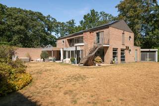 Op een absolute toplocatie in het gegeerde Brasschaat bevindt zich deze ruime en instapklare villa. De woning beschikt over een royale woonoppervlakte van maar liefst ca. 425 m² en is gelegen op een prachtig perceel van ca. 2.000 m². Ze combineert uitzonderlijk veel ruimte en wooncomfort met een aangename, groene buitenomgeving en biedt bovendien dankzij de ruime praktijkruimte tal van mogelijkheden voor wie wonen en werken wenst te combineren.<br /><br />De woning beschikt over een praktische en comfortabele indeling met drie ruime slaapkamers en twee badkamers. De keuken en badkamers werden in 2014 volledig gerenoveerd, evenals de tuin, waardoor de woning een verzorgde uitstraling geniet en instapklaar is. De dubbele beglazing draagt bij aan het aangename wooncomfort en met een EPC-score van 228 beschikt de woning over een degelijk energetisch niveau.<br /><br />Een bijzondere troef is de ruime praktijkruimte, die uitstekend geschikt is voor een zelfstandige activiteit, vrij beroep, kantoor of andere professionele invulling. Hierdoor biedt dit eigendom een interessante combinatie van wonen en werken, zonder in te boeten aan privacy en wooncomfort.<br /><br />Ook de buitenomgeving vormt een belangrijk pluspunt. De mooie, volledig privatieve tuin geniet van een zuidelijke oriëntatie en biedt dankzij het ruime terras volop mogelijkheden om in alle rust van het buitenleven te genieten. De royale tuin zorgt bovendien voor een bijzonder aangenaam gevoel van ruimte en privacy.<br /><br />Verder beschikt de woning over een dubbele garage, die niet alleen plaats biedt aan twee wagens, maar tevens extra bergruimte en praktisch comfort biedt.<br /><br />Met haar indrukwekkende woonoppervlakte van ca. 425 m², het ruime perceel van ca. 2.000 m², de drie slaapkamers, twee badkamers, gerenoveerde keuken en badkamers, ruime praktijkruimte, dubbele garage en zuidgerichte privatieve tuin, is deze eigendom een bijzonder compleet aanbod. De combinatie van ruimte, comfort, veelzijdigheid en een absolute topligging maakt van deze villa een unieke opportuniteit voor wie op zoek is naar een ruime en instapklare woning in Brasschaat.<br /><br />De woning geniet een uitstekende ligging aan de Baillet-Latourlei in Brasschaat, een rustige en groene omgeving die bekendstaat om haar residentiële karakter. Tegelijk bevinden winkels, scholen, horeca, sportfaciliteiten en belangrijke verbindingswegen zich op korte afstand. Een ideale combinatie van rust, privacy en bereikbaarheid, op een van de meest gegeerde locaties van Brasschaat.