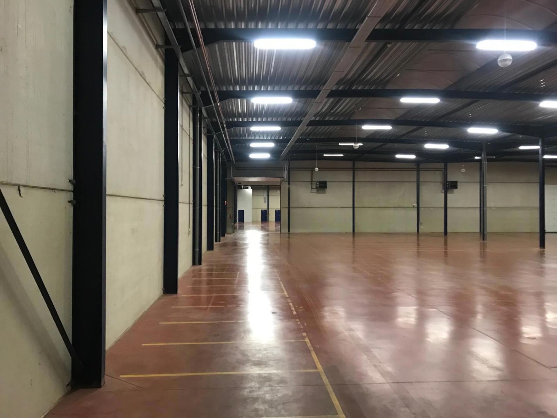 Magazijn 3.024m² met kantoor 432m² te huur - foto 5