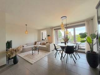 Een goed gelegen ENERGIEZUINIG 2-slpk appartement, nabij het centrum van Brugge, station, winkels, expressweg,...Volgende woonindeling: open...