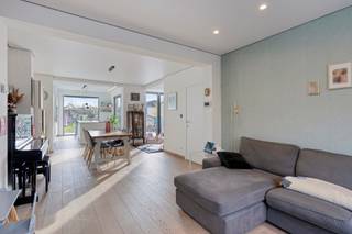 Instapklare half-open bebouwing te Meldert met een strategische ligging vlakbij diverse bushaltes, verschillende fiets en wandelroutes en de dorpskern. De woning werd in 2021 volledig gerenoveerd en is voorzien van zonnepanelen, vloerverwarming en centrale verwarming op aardgas. Ze werd als volgt ingedeeld: op het gelijkvloers: een ruime inkomhal met garage, kelderberging en wasplaats. Op de eerste verdieping vinden we een apart toilet, de leefruimte met open keuken (alle toestellen aanwezig) en directe toegang tot het terras en tuin. Op de tweede verdieping zijn er 2 ruime slaapkamers en de badkamer met ligbad en douche. De zolder is reeds volledig omgevormd tot 3de slaapkamer. TROEVEN: | Elektriciteit conform | Volledig instapklaar | Asbestvrij | 10 zonnepanelen | EPC B! (184) | Wenst u meer informatie of een bezoek? Stuur gerust een mail naar Louis@immoaccenta.be