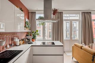 <strong>Prachtig appartement met terras</strong><br /><br />Twee slaapkamer appartment van ca. <strong>65m² </strong>gelegen op de<strong> eerste verdieping</strong> in de Leeuwlantstraat 115 te Deurne. Het gebouw onderging een totaalrenovatie in 2020 waarbij alles is aangepakt. De centrale <strong>ligging </strong>zorgt ervoor dat u gemakkelijk toegang heeft tot het openbaar vervoer, invalswegen, horeca, scholen en het domein <strong>Rivierenhof</strong>.<br /><br />Deze woning biedt u een knappe leefruimte met een <strong>prachtige parket vloer en veel lichtinval</strong>. De keuken is volledig geïnstalleerd en uitgerust met alle comfort.<br /><br />De tweede slaapkamer kan gebruikt worden als bureauruimte/kinderkamer/dressing en biedt toegang tot het terras.<br /><br /><strong>Bijzonderheden:</strong><br />- EPC B met een score van <strong>118 kWh</strong>/(m² jaar)<br />- Zonnepanelen aanwezig (zitten niet meegerekend in EPC attest!!!)<br />- <strong>Asbestveilig</strong><br />- <strong>Elektrische installatie is volledig vernieuwd in 2020 én conform</strong><br />- Dak vernieuwd en geïsoleerd in <strong>2020</strong><br />- Verwarmingsketel van <strong>2020</strong><br />- Zeer lage gemeenschappelijke kosten<br />- Kleinschalig gebouw<br />- PVC schrijnwerk met dubbele beglazing<br />- Mobiscore <strong>9,1/10</strong><br />- <strong>Grote kelderberging<br /></strong>- Terras<br /><br /><em>Stedenbouwkunige informatie in aanvraag</em>