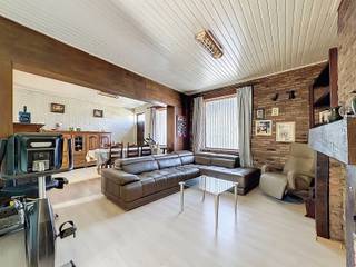 <p><span><span><strong>Te renoveren HOB met 5 SLPK, tuin én garage, op Toplocatie!</strong></span><br /><br />Ontdek deze <strong>ruime halfopen bebouwing</strong> in het felgegeerde Ternat, op slechts 2 km van het centrum en het station. Momenteel betreft het twee afzonderlijke woningen die samen <strong>een uitzonderlijk renovatieproject</strong> vormen. Ze kunnen volledig samengevoegd worden tot één <strong>bijzonder ruime halfopen bebouwing</strong>, ideaal voor wie op zoek is naar <strong>veel woonruimte en mogelijkheden</strong>.</span></p>
<p><span>Daarnaast lenen de woningen zich perfect tot <strong>het creëren van een kangoeroewoning</strong>, wat tal van opportuniteiten biedt voor co-housing of zorgwonen.</span></p>
<p><span>Op vandaag beschikken de twee woningen samen over maar liefst <strong>5 slaapkamers, 2 badkamers, 2 keukens,</strong> enz.. Achteraan geniet u van <strong>een ruime tuin</strong>, perfect voor ontspanning en buitenleven. Extra troef is de <strong>zij-ingang langs rechts</strong>, wat zorgt voor een vlotte en praktische toegang tot het perceel.</span></p>
<p><span>Kortom, <strong>een bijzonder aantrekkelijk renovatieproject</strong> voor handige doe-het-zelvers en creatieve kopers die van twee bestaande woningen hun droomwoning willen maken.<br /><br /></span>Voor meer info en/of een bezoek, contacteer uw vastgoedkantoor KURTIMMO via 0476/076993 of info@kurtimmo.be!</p>