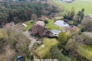 Deze exclusieve en statige villa is gelegen op een uitzonderlijk domein van maar liefst 15.061 m², verscholen in tweede bouwlijn en...