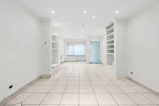 <p>Te koop: energiezuinige woning in het hart van Temse, op wandelafstand van scholen, openbaar vervoer en het treinstation.</p>
<p>Deze woning combineert authentieke charme met moderne efficiëntie. Dankzij het EPC-label A geniet je van lage energiekosten en een duurzaam wooncomfort. De toplocatie vlakbij het centrum biedt alle voorzieningen binnen handbereik, terwijl de leuke buitenruimte een aangename plek is om te ontspannen.</p>
<p>Belangrijkste ruimtes:<br />• Inkomhal (2 m²)<br />• Ruime living (26 m²) met veel lichtinval<br />• Volledig ingebouwde keuken (15 m²)<br />• Berging (12 m²) en extra berging (2 m²)<br />• Hal (5 m²)<br />• Badkamer (7 m²) met douche, ligbad, toilet en dubbele wastafel<br />• Twee slaapkamers (14 m² en 13 m²)<br />• Toilet (2 m²)<br />• Terras</p>
<p>Troeven:<br />• Energiezuinig met EPC A<br />• Toplocatie vlakbij het centrum<br />• Leuke buitenruimte</p>
<p>Neem vandaag nog contact op met je ERA-makelaar voor een bezoek. JOUW DROOMHUIS. ZO GEVONDEN!</p>