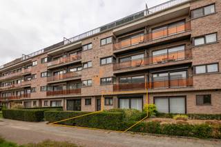 <p><span>Ruim gelijkvloers appartement met tuin en voortuin, ondergrondse staanplaats &amp; 2 slaapkamers in Schoten</span></p><p><span>Op zoek naar ruimte, comfort én een leuke buitenruimte? Dit </span><span>instapklare gelijkvloersappartement</span><span> combineert een praktische indeling met aangenaam wonen, ideaal voor zowel starters, koppels, kleine gezinnen als wie graag alles gelijkvloers heeft.</span></p><p><span>Met een </span><span>bewoonbare oppervlakte van ca. 95 m²</span><span> geniet je hier van een verrassend ruim appartement.</span></p><p><span>De </span><span>leefruimte</span><span> is aangenaam en lichtrijk en sluit aan op de </span><span>volledig ingerichte keuken</span><span>, met daarnaast een </span><span>aparte berging</span><span> extra handig voor stockage en wasmachine.</span></p><p><span>In het kort:<br /></span><span>2 slaapkamers, </span><span>waarvan 1 met rechtstreekse toegang tot de tuin<br />Praktische </span><span>keuken met </span><span>aparte </span><span>berging</span><span><br />Nieuwe</span><span> badkamer </span><span>met </span><span>inloopdouche</span><span> en dubbele lavabo<br /></span><span>Apart toilet in de inkomhal<br />Ruime tuin </span><span>(momenteel betegeld)</span><span> met </span><span>een praktische</span><span> achteruitgang</span></p><h3><span>Extra troeven:</span></h3><p><span>Ondergrondse </span><span>staanplaats en </span><span>privatieve </span><span>kelderberging INCLUSIEF </span><span><br /></span><span>Elektrische rolluiken</span><span><br />EPC-label C -> geen renovatie verplichting<br />Asbestveilig = geen overbodige breekwerken<br />Gelijkvloers wonen: toegankelijk en comfortabel</span></p><p><span>Dit appartement biedt een mooie balans tussen </span><span>ruimte, functionaliteit en ligging</span><span>, met winkels, openbaar vervoer en invalswegen in de nabijheid.<br />Ideaal voor wie comfortabel wil wonen met een buitenruimte, zonder in te boeten op bereikbaarheid.</span></p><p><span>Interesse? Contacteer </span><span>Verlimmo Schoten</span><span> voor een bezoek en ontdek zelf de mogelijkheden! 03/658.95.58 www.verlimmo.be</span></p><p><span>*De vermelde bewoonbare oppervlakte is gebaseerd op de bruikbare vloeroppervlakte zoals vermeld op het EPC-verslag</span></p><p><span> </span></p><p><span> </span></p><p><span> </span></p><p><span> </span></p>