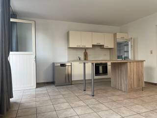 <u>🏡 Te huur: Gerenoveerde gelijkvloerse woning met 2 slaapkamers en tuin in Balen</u><br /><br />Ontdek deze volledig gerenoveerde gelijkvloerse woning met een doordachte indeling en modern wooncomfort.<br />De woning is energiezuinig en beschikt over een gunstig <strong>EPC-label B.</strong><br /><br />De ruime leefruimte biedt toegang tot de <strong>twee slaapkamers</strong>, beide voorzien van een <strong>lichtkoepel</strong> die voor extra natuurlijk licht zorgt.<br />Aansluitend bevindt zich een extra ruimte die ideaal kan dienen als <strong>dressing of bureau</strong>.<br />De berging biedt <strong>voldoende opbergruimte</strong> en is uitgerust met een aansluiting voor wasmachine.<br />De <strong>badkamer</strong> is <strong>volledig ingericht </strong>met een toilet, enkele lavabo en douchecabine.<br /><br />De eetkamer sluit naadloos aan op de open, <strong>vernieuwde keuken</strong>, die volledig is uitgerust met veel opbergruimte en moderne toestellen zoals een ijskast, keramisch kookvuur, oven en vaatwasser.<br /><br />Achteraan de woning bevindt zich een <strong>aangelegde tuin </strong>met een ruim terras en een groot tuinhuis – ideaal voor wie houdt van buitenruimte en ontspanning.<br /><br />De oprit is voorzien van een <strong>beveiligingspoort </strong>en naast de woning bevindt zich een <strong>autostaanplaats</strong>, met eventueel ruimte voor een tweede wagen achter de woning (bespreekbaar).<br /><br /><strong><u>De tuin en oprit zijn momenteel nog in afwerking (zichtbaar op de foto’s).</u></strong><br /><br /><em><u>De woning is beschikbaar vanaf 1 december 2025.<br /><br />📞 Interesse in een bezoek? Neem gerust contact met ons op voor meer informatie of om een afspraak te maken!</u></em>