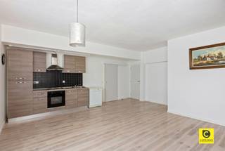 <h2><span>APPARTEMENT LUMINEUX AU REZ-DE-CHAUSSÉE</span></h2><p><span>Ce charmant appartement au rez-de-chaussée est situé dans un petit immeuble avec jardin commun. Grâce à ses nombreuses fenêtres, l'appartement bénéficie d'une lumière naturelle agréable et d'une sensation d'ouverture et d'aération.</span></p><h3><span>Aménagement</span></h3><p><span>Vous entrez dans l'appartement par un espace de vie spacieux et lumineux, suivi d'une cuisine ouverte. La cuisine est entièrement équipée de tous les appareils nécessaires.</span></p><p><span>La chambre à coucher donne un accès direct à la salle de bains, qui dispose d'une douche, d'un lavabo et de toilettes.</span></p><h3><span>Avantages supplémentaires</span></h3><ul><li><span>Bâtiment de petite taille avec des coûts généraux peu élevés </span></li><li><span>Appartement au rez-de-chaussée </span></li><li><span>Beaucoup de lumière naturelle </span></li><li><span>Électricité conforme </span></li><li><span>Jardin commun </span></li><li><span>Disponible par acte notarié </span></li></ul><p><span>Un appartement idéal pour les débutants, les célibataires ou comme investissement.</span></p>