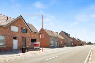 Deze charmante woning is gelegen nabij het centrum van Arendonk.<br />Het centrum, de winkels, het openbaar vervoer en de scholen zijn gelegen op loopafstand.<br />Ondanks dat de woning nabij het centrum is gelegen heeft u vanuit de tuin een prachtig zicht op de landerijen.<br /><br />We betreden de woning en komen binnen in de inkomhal om van hieruit naar de ruime woonkamer te gaan die voorzien van een tegelvloer. De woonkamer kan opgedeeld worden in een zit -en eethoek. Dan gaan we verder naar de keuken met alle comfort. Naast de keuken is er een mooie veranda met uitzicht op de tuin.<br />Verder komen we in de badkamer terecht met een douche in het bad, een lavabo en een WC.<br />Daarna komen we in de wasplaats/bergruimte terecht.<br /><br />Via de traphal gaan we naar de eerste verdieping die voorzien is van 3 slaapkamers en een nachttoilet.<br /><br />In de zuidgerichte tuin heeft u alle privacy en een mooi uitzicht op de landerijen. Tevens zijn er achteraan in de tuin twee garageboxen die voor allerlei doeleinden kunnen gebruikt worden.<br /><br />Kortom voor al diegenen die vlakbij het centrum willen wonen maar toch in een rustige omgeving, is dit een buitenkans!