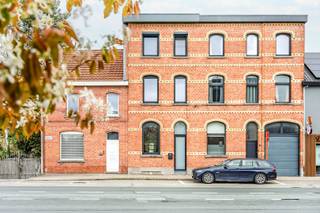 Gelegen aan de <strong>Krijgsbaan 4 in Temse</strong> bevindt zich deze<strong> woning</strong> met een bijzonder vlotte bereikbaarheid. Of je nu ’s ochtends snel naar het werk vertrekt of spontaan beslist om eropuit te trekken voor een leuke activiteit: hier ben je meteen weg. <strong>Een ideale uitvalsbasis dus voor wie houdt van comfort én mobiliteit!<br /><br />Deze woning kreeg in 2013 een liefdevolle totaalrenovatie</strong> en straalt sindsdien hedendaags comfort uit, met behoud van haar warme, charmante karakter.<br /><br />De woning verwelkomt je met een <strong>knappe gevel die meteen de juiste sfeer zet.</strong> Binnenkomen doe je in een praktische inkomruimte die perfect kan dienen als bureau of als handige plek om fietsen te stallen. Verder is er nog een <strong>apart gastentoilet</strong> voorzien.<br />Via een <strong>stijlvolle smeedijzeren deur</strong> wandel je door naar het hart van de woning: een <strong>open, landelijke keuken (van 2021) die naadloos overgaat in de gezellige woonkamer</strong>. Dankzij de grote raampartijen geniet je hier van een overvloed aan natuurlijk licht en een mooi zicht op <strong>het terras en de tuin.</strong><br /><br />Op de eerste verdieping vinden we een <strong>ruime slaapkamer</strong>,<strong> een apart toilet en een gezellige badkamer </strong>met<strong> </strong>een groot ligbad, een douche én een dubbele lavabo.<br /><br /><strong>De tweede verdieping telt nog eens twee volwaardige slaapkamers, ideaal voor een gezin, gasten of een hobbyruimte.</strong><br /><br />Ook de benedenverdieping heeft heel wat te bieden. <strong>Hier bevindt zich een praktische kelderberging die perfect dienstdoet als wasplaats, én een bijzonder ruime polyvalente ruimte.</strong> Deze kan je naar wens inrichten als extra leefruimte, bureau, speelkamer of zelfs een mancave. De mogelijkheden zijn hier werkelijk eindeloos.<br /><br /><strong>De tuin is een echte troef</strong>. In de zomer geniet je hier achteraan in alle privacy van lange, zonnige dagen. Hallo, gezellige zomeravonden!<br /><br />En dan is er nog Elmo, de kat des huizes. Volgens insiders dé expert van het huis. Hij kent ongetwijfeld de beste plekjes — van de zonnigste hoekjes in de woonkamer tot de meest rustige schaduwplekjes in de tuin. Laat je voor een bezoek ter plaatse gerust begeleiden door deze expert: hij wijst je met plezier de mooiste plekjes van de woning.<br /><br />Kortom, een woning vol charme, ruimte en mogelijkheden, op een toplocatie in Temse.