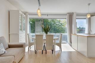 <p>Welkom in dit gezellige appartement op de tweede verdieping van een goed onderhouden appartementsgebouw. De woonst combineert een praktische indeling met aangename lichtinval en biedt alle comfort voor wie op zoek is naar een instapklaar appartement. <br />Via de inkomhal komt u in de ruime en lichtrijke leefruimte. De open keuken vormt een mooi geheel met de woonkamer en is volledig uitgerust met de nodige kwalitatieve toestellen. Het eiken werkblad en de stijlvolle Italiaanse marmertegels zorgen voor een warme en eigentijdse uitstraling. <br />Het appartement beschikt over drie slaapkamers. Twee slaapkamers bieden een prachtig uitzicht op de goed onderhouden gemeenschappelijke tuin, terwijl de derde slaapkamer toegang geeft tot het balkon. De stijlvolle, vernieuwde badkamer is voorzien van een inloopdouche, dubbele wastafel en toilet. <br />Verder beschikt het appartement over een praktische berging met plaats voor een wasmachine en droogkast, een zuidgericht terras en een privatieve kelderberging. <br /><strong>LOCATIE</strong><br />Gelegen in een aangename en rustige woonomgeving, met winkels, horeca, scholen en openbaar vervoer op korte afstand. Ook de belangrijkste verbindingswegen zijn vlot bereikbaar. Zo geniet u van een rustige ligging met alle dagelijkse voorzieningen binnen handbereik. <br /><strong>TROEVEN </strong><br />+ Gerenoveerd in 2021 <br />+ 3 slaapkamers <br />+ Elektrische rolluiken in de woonkamer en alle slaapkamers <br />+ Elektriciteit conform AREI <br />+ Geen asbest <br />+ Privatieve kelderberging <br /><br /><strong>Interesse? Neem contact met ons op en ontdek zelf de troeven van dit appartement tijdens een bezoek ter plaatse.</strong></p>