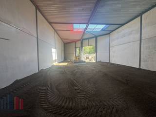 Nouvelle unité PME à vendre d'une superficie de 446  m² avec 216 m² d'espace de bureau et 7 places de parking privatives.L'entrepôt fait partie du...