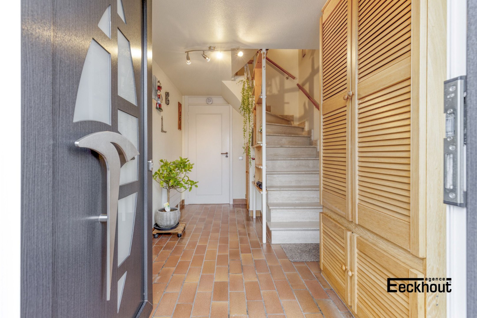 Instapklare ruime bel-etage woning (217 m² bewoonbare oppervlakte) met dubbele garage en grote tuin op topligging in Oostende - foto 4