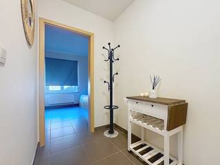 L'appartement de Christinastraat présente de nombreux avantages. En effet, il possède une terrasse, son emplacement dans le centre d'Ostende est très pratique et il dégage une atmosphère très pratique et lumineuse. De plus, il est possible de reprendre le mobilier, ce qui en fait la maison prête à emménager idéale.<br /><br />Disposition (3e étage) :<br />-hall d'entrée<br />-espace de vie lumineux avec cuisine ouverte<br />-terrasse confortable<br />-2 chambre (s) complète (s)<br />-salle de bain avec douche<br />-débarras avec raccordement pour une machine à laver<br /><br />Points positifs :<br />-situation très centrale (commerces, transports en commun et plage à proximité)<br />-terrasse disponible<br />-salle de rangement/buanderie pratique<br />-aménagement ouvert et lumineux<br />-possibilité de reprendre le mobilier (prêt à emménager)<br /><br />Vous êtes intéressé par cette propriété à louer à Ostende ? Rendez-vous sur le site www.dewaele.com, cliquez sur le bien que vous souhaitez louer. À l'aide du bouton rouge « demandez votre visite », nous vous demandons de remplir brièvement un profil. Ensuite, nous vous contacterons pour une visite. Les rendez-vous ne peuvent pas être pris par téléphone.
