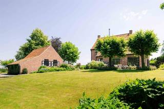 <p><span>ZWALM</span><span>- Droomt u van wonen midden in het groen, waar stilte, privacy en comfort hand in hand gaan? Verscholen tussen de velden van Zwalm, zonder directe buren, vindt u deze karaktervolle landelijke villa. Een plek waar u elke dag geniet van een panoramisch uitzicht en de rust van de natuur, terwijl Zottegem, Oudenaarde en de belangrijkste invalswegen vlot bereikbaar blijven.</span></p><p><span>Deze kwaliteitsvol gebouwde woning straalt warmte en authenticiteit uit dankzij de hoogwaardige afwerking met massief parket, natuursteen en een tijdloze landelijke architectuur. De sfeervolle leefruimte met natuurstenen schouw en houtkachel, aparte tv-hoek en lichtrijke eetplaats vormt het warme hart van de woning. Grote raampartijen brengen het omliggende landschap naar binnen en bieden vanuit de leefruimte een prachtig zicht op de aangelegde tuin. De volledig uitgeruste keuken sluit hier naadloos op aan.</span></p><p><span>De master bedroom en badkamer op het gelijkvloers maken de woning perfect geschikt om levenslang comfortabel te wonen. Op de verdieping bevinden zich nog drie volwaardige slaapkamers, een extra zolderkamer en een ruime zolder met tal van mogelijkheden voor bijkomende kamers, een hobbyruimte of een stijlvolle thuiswerkplek. Bovendien beschikt de woning over een </span><span>uitstekend EPC</span><span> en is ze </span><span>asbestveilig</span><span>.</span></p><p><span>De volledig aangelegde en afgesloten landschapstuin biedt optimale privacy en nodigt uit om elk seizoen volop van het buitenleven te genieten. Meerdere terrassen, telkens met een andere oriëntatie, laten u op elk moment van de dag kiezen tussen zon en schaduw. De dubbele garage met automatische poort, atelier en zolder, serre, kelder, tuinberging, alarminstallatie en individueel waterzuiveringsstation vervolledigen dit uitzonderlijke eigendom.</span></p><p><span>Richtprijs: 869.000.</span></p>