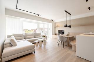 Appartement élégant entièrement rénové avec le souci du détail et des matériaux de haute qualité. Classe et confort avec une vue imprenable sur les charmantes villas.<br /><br />Composition:<br />L'espace de vie spacieux et lumineux comprend une cuisine ouverte moderne, entièrement équipée avec des appareils de qualité et des finitions raffinées. Le salon accueillant comprend un coin salon confortable et un coin salle à manger accueillant, parfait pour recevoir des invités ou profiter de la vue en toute tranquillité.<br /><br />L'appartement comprend en outre trois chambres à coucher de taille normale. La chambre principale, spacieuse et dotée d'armoires encastrées, est équipée d'une salle de bains privative. Les deux autres chambres sont également décorées avec goût, équipées d'armoires encastrées et partagent une élégante salle de douche.<br /><br />Une résidence unique dans un emplacement de choix dans le Zoute - cet appartement vaut vraiment le détour ! Appartement résidentiel luxueusement rénové et inondé de lumière dans le Zoute.