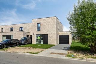 Deze nieuwe, halfopen woning is voorzien van alle hedendaagse comfort en is gelegen in een rustige wijk op enkele minuten van centrum Roeselare. (3km van de Grote Markt) en op slechts 2km van het station.<br /><br />Deze woning is volledig afgewerkt:
<ul>
	<li>inclusief schilderwerken</li>
	<li>inclusief open keuken met eiland</li>
	<li>inclusief afgewerkte badkamer met inloopdouche, bad, toilet en dubbel lavabomeubel</li>
	<li>inclusief aangelegde tuin en omheining</li>
	<li>inclusief oprit en terras</li>
</ul>
<br />De lichtrijke woningen zijn voorzien van een inkomhal met toilet, lichtrijke leefruimte met open keuken, volledig geïnstalleerde keuken, ruime garage, 2 bergingen, 3 slaapkamers en een ruime badkamer met bad, douche en dubbel lavabomeubel. Het badkamermeubel en de keuken kunnen nog gekozen worden naar eigen smaak en wens. <br /><br />De ligging is zeer rustig en heeft een uitstekende verbinding met de E403 Kortrijk- Brugge. In de dichte omgeving vindt u verschillende winkels zoals een bakkerij, slagerij, grootwarenhuizen, frituur. Ook sportclubs, fietsroutes, voetbalplein en een atletiekpiste zijn in de omgeving te vinden.<br /><br /><strong>Lot 04 (Halfopen bebouwing met inpandige garage) TE KOOP</strong>

<ul>
	<li>Grondoppervlakte 377 m²</li>
	<li>Bewoonbare oppervlakte 158 m²</li>
	<li>€  363 577,00 (prijs excl. btw en registratierechten)</li>
	<li>E-peil 30</li>
</ul>
<br />Wens je een afspraak om deze woningen te ontdekken? Contacteer ons op 051/201.400 