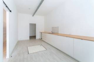 Bent u op zoek naar een commerciële ruimte op een toplocatie, waar zichtbaarheid centraal staat? Dan is dit handelspand van ca. 60 m² in de Nassaustraat precies wat u zoekt.<br /><br />Dit pand combineert een unieke ligging met vlot bereikbare in- en uitvalswegen. Op wandelafstand van het levendige Eilandje, het historische stadscentrum én op slechts vijf minuten van de Antwerpse Ring, is deze locatie ideaal voor ondernemers die zichtbaarheid én bereikbaarheid willen combineren.<br /><br />De ruimte biedt tal van mogelijkheden dankzij de functionele indeling en de aanwezigheid van een keuken en sanitair. Door het open en veelzijdige karakter leent het pand zich uitstekend voor uiteenlopende invullingen, zoals een winkel, kantoor, praktijkruimte of showroom.<br /><br />De straatgerichte ligging biedt maximale visibiliteit voor uw zaak; Hier passeert dagelijks zowel voetgangers- als autoverkeer.<br /><br />Huurprijs: €1.190/maand<br />Beschikbaarheid: onmiddellijk<br /><br />Interesse om dit pand te bezoeken?<br />Neem contact op met LISTED: 03 283 51 51.
