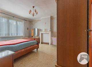 BURST - Deze te renoveren woning met bijgebouwen biedt u heel wat mogelijkheden. Alle voorzieningen zoals supermarkten, scholen, winkels, openbaar vervoer en het station zijn vlakbij. Daarnaast geniet deze woning een heel goede bereikbaarheid door de nabijheid van belangrijke invalswegen en de op- en afrit van de E40.<br /><br />Naar indeling toe bevindt zich op het gelijkvloers een ruime inkomhal, een bureau, een eetkamer, een woonkamer en een keuken. Op de eerste verdieping bevinden zich 3 ruime slaapkamers en een badkamer. De zolder, bereikbaar met een vaste trap, biedt nog veel mogelijkheden.<br /><br />De aangebouwde bijbouw biedt extra ruimte die uitstekend geschikt is voor uitbreiding of opslag.<br /><br />Mits de nodige verbouwingen is dit de ideale woonst voor eigen bewoning, werken, combinatie woon-en werk, zelfstandigen,... <br /><br />Kortom bent u opzoek naar een te renoveren woning op een uitstekende locatie met 3 slaapkamers en heel wat mogelijkheden? Aarzel dan niet en maak snel uw afspraak! Voor meer info of bezoek 053/60.65.60.