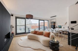 <strong>Modern duplex appartement met uitzonderlijk terras en ideale oriëntatie!</strong><br /><strong>Rustig gelegen te Mariaburg, Ekeren en toch centraal!</strong><br /><br /><br /><strong>Indeling:</strong><br />- Inkom op natuursteen, voorzien van vestiairekast, gastentoilet met handenwasser<br />- Berg-en technische ruimte, met aansluiting wasmachine, droger en aparte lavabo<br />- Living op parket met ingemaakte kasten en gashaard voor extra sfeer en warmte. De volledige breedte is voorzien van grote raampartijen welke zorgen voor veel lichtinval<br />- Deze living biedt rechtstreekse toegang tot het riante terras (ca. 35m²) met ver zicht<br /><br />- Aansluitend op de living, open keuken, volledig geïnstalleerd (Toestellen Miele: Combi-oven, stoomoven, oven, 2 warmtelades, vaatwasser, aparte koelkast en vriezer, inductievuur - merk AEG). Zeer functioneel met veel berg-en werkruimte<br /><br />- Op deze verdieping bevindt zich tevens de eerste slaapkamer (ca. 11,00m²), op laminaat<br />- badkamer op keramische tegel, voorzien van dubbel lavabomeubel, spiegelkast met bergruimte en inloopdouche afgewerkt met tadelakt<br /><br />Via de wenteltrap in de living, komt men uit op de bovenverdieping, afgewerkt met een parketvloer. Hier bevindt zich:<br />- Op de overloop een op maat gemaakt bureau<br />- Aparte dressing voorzien van een glazen schuifdeur<br />- Tweede slaapkamer (ca. 16,00m²) met eigen sanitaire voorzieningen, o.a. een lavabomeubel met opzetspoelbak en toilet<br /><br /><strong>Algemeen:</strong><br />- Hoogwaardig afgewerkt appartement, voorzien van verschillende inbouwkasten en parketvloeren ...<br />- Steeds tot in de puntjes onderhouden<br />- Zonneterras over de volledige breedte met veel privacy. Voorzien van verlichting en elektrische zonnewering<br />- Domotica - merk Loxone, voor o.a. verlichting, screens in de living, gashaard, zonnescherm, alarmsysteem en verwarming<br />- Zeer rustig gelegen en toch centraal, nabij de fietsostrade, treinstation, openbaar vervoer, winkels, scholen …<br />- Verwarming op gas - merk Vaillant (2021) - combinatie van convectoren en radiatoren<br />- Airco's (merk: Daikin) living en slaapkamer boven<br />- <strong>Algemene onkosten</strong> ca. 176 euro per maand (528 euro per kwartaal) - O.a. syndicus, blokpolis, poets, onderhoud voortuin, gebruik gemene delen, lift ...<br /><br /><br /><strong>* Garagebox, aan te kopen aan 30.000 euro, voorzien van automatische poort.<br /><br /><span>Stedenbouwkundige inlichtingen in aanvraag</span><br /></strong>