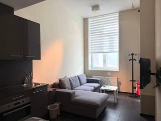 Ontdek dit charmante en karaktervolle huis gelegen in de Adriaan Brouwerstraat 29, in het hart van Antwerpen. Achter de authentieke gevel bevindt zich een veelzijdige woning verdeeld over drie verdiepingen, met op het gelijkvloers een studio en op de bovenliggende verdiepingen een ruime duplex. Hoge plafonds, grote raampartijen en authentieke houten balken zorgen voor veel karakter en een aangename lichtinval.<br /><br />GA NAAR WWW.DEBOERENPARTNERS.BE OM RECHTSTREEKS UW ONLINE AFSPRAAK IN TE PLANNEN<br /><br />Indeling<br /><br />Gelijkvloers – studio:<br />Open leef- en slaapruimte met ingerichte keuken en zithoek. Achteraan bevindt zich het slaapgedeelte. De aparte badkamer is voorzien van een douche, lavabo en handdoekradiator.<br /><br />Eerste verdieping – duplex:<br />Via de trap bereikt u de lichtrijke leefruimte met grote raampartijen. Hier is voldoende plaats voor een gezellige zithoek en eet- of werkruimte. De open, volledig uitgeruste keuken sluit mooi aan op de leefruimte.<br /><br />Tweede verdieping – duplex:<br />Op de bovenste verdieping bevindt zich de ruime slaapkamer. De authentieke houten balken en grote dakramen geven deze ruimte een unieke uitstraling en zorgen voor veel natuurlijk licht. Aansluitend bevindt zich de verzorgde badkamer met douche, lavabo en handdoekradiator.<br /><br />Dankzij de combinatie van een studio op het gelijkvloers en een duplex op de verdiepingen biedt dit huis verschillende mogelijkheden. De authentieke elementen worden gecombineerd met modern wooncomfort op een uitstekende centrale locatie in Antwerpen.<br /><br />Bijzonderheden:<br />EPC B<br />Vaste kosten: €230/maand inclusief provisie voor verwarming<br />Onmiddellijk beschikbaar<br />Mogelijkheid om meubels bij te huren aan €50/maand<br />Mogelijkheid om een staanplaats bij te huren aan €100/maand<br /><br />GA NAAR WWW.DEBOERENPARTNERS.BE OM RECHTSTREEKS UW ONLINE AFSPRAAK IN TE PLANNEN