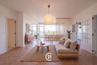 <p>Appartement aux finitions luxueuses avec 3 chambres et une terrasse</p><p>Vous recherchez un appartement aux finitions luxueuses, comprenant 3 chambres et une terrasse à Gand ? Alors cet appartement est exactement ce qu'il vous faut.</p><p>Cet appartement est situé dans la Rijsenbergstraat à Gand, dans un quartier résidentiel agréable et très prisé, à proximité de la gare de Gand-Sint-Pieters et à quelques pas du centre-ville. Vous trouverez à proximité immédiate divers commerces, écoles, restaurants, transports en commun et autres commodités quotidiennes. Grâce à d'excellentes liaisons cyclables et de transports en commun, vous bénéficierez d'un accès aisé au centre de Gand et aux communes environnantes. Les principales voies d'accès sont également facilement accessibles. La combinaison d’un emplacement central et de finitions luxueuses rend cet appartement particulièrement attrayant pour ceux qui souhaitent vivre dans le confort et l’élégance.</p><p>Agencement :<br />Vous entrez dans l’appartement par le vaste hall d’entrée. Celui-ci donne accès aux toilettes invités et à un débarras pratique, équipé de branchements pour lave-linge et sèche-linge et offrant suffisamment d’espace pour les manteaux et les chaussures.<br />Vous arrivez ensuite dans la cuisine moderne et le spacieux salon, qui, grâce à ses grandes baies vitrées, bénéficie d’une vue magnifique et d’une agréable luminosité. Depuis le salon, vous accédez directement à la terrasse, où vous pourrez vous détendre en toute tranquillité.<br />Le couloir mène aux trois chambres spacieuses et aux deux salles de bains aux finitions élégantes.</p><p>En prime :<br />Il est également possible d’acheter une place de parking et un garage pour 50 000 €.</p><p>Cela vous intéresse ?<br />N’hésitez pas à nous contacter pour plus d’informations ou à planifier votre visite dès aujourd’hui.</p>