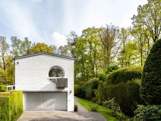 In een gewilde straat in de wijk Prins van Oranje ligt deze villa uit de jaren 1960, ontworpen door architect Jan Van Coppenolle, met een...