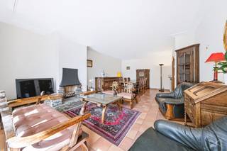 Info &amp; bezoeken: bruxelles.ouest@weinvest.be of 02 315 77 22 | Gelegen in een praktische residentiële omgeving in Ganshoren, dicht bij winkels, openbaar vervoer, scholen en alle dagelijkse voorzieningen, presenteert We Invest u in exclusiviteit dit appartement van 94 m². Het bevindt zich op de 1e verdieping van een goed onderhouden gebouw met lift. De indeling is als volgt: een ruime lichtrijke leefruimte, een uitgeruste keuken, 2 slaapkamers, een badkamer, en twee mooie terrassen. Bijkomende details: recente dubbele beglazing (2017), individuele Viessmann-ketel vervangen twee jaar geleden, individuele meters voor elektriciteit en gas, een kelder. VRIJ bij de akte. EPC: C - Verbruik: 121 kWh/m².jaar, in lijn met de energienormen van morgen. De buurt biedt bovendien een vlotte toegang tot de grote invalswegen en blijft toch aangenaam om in te wonen. - Mis geen van onze exclusieve panden op onze website WWW.WEINVEST.BE