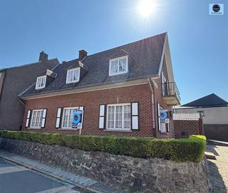 <p><span>SOLIDE KARAKTERVOLLE WONING MET 3 SLAAPKAMERS EN GARAGE</span></p><p><span>Vraagprijs: 239.000 euro</span></p><p><span> </span></p><p><span>Deze te renoveren woning bevindt zich op een boogscheut van het centrum van Geraardsbergen, winkels, openbaar vervoer en scholen.</span></p><p><span> </span></p><p><span>Op de gelijkvloerse verdieping treft u de ruime inkomhal met toegang tot de open living en eetruimte, de keuken en een 2</span><span><sup>de</sup></span><span> eetruimte. Verder treft u nog een veranda, garage en een koer.</span></p><p><span> </span></p><p><span>Op de eerste verdieping treft u 3 ruime slaapkamers en een badkamer met bad, toilet en lavabo. </span></p><p><span> </span></p><p><span>Op de tweede verdieping vindt u een ruime zolder. Deze kan nog ingericht worden als bijkomende kamers </span></p><p><span> </span></p><p><span>De woning wordt verwarmd met centrale verwarming op stookolie en beschikt over enkele beglazing in hout</span></p><p><span> </span></p><p><span>Kelder aanwezig!</span></p><p><span> </span></p><p><span>Voor info of bezoek bel 0472/29.25.04 of stuur een mail naar <span>louis@svena.be</span></span></p><p><span>Deze gegevens zijn louter informatief en wij kunnen niet aansprakelijk gesteld worden voor eventuele onjuistheden. De bewoonbare oppervlakte is slechts indicatief</span></p><p><span> </span></p>