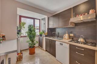 <p>Voor meer info of bezoek, bel 02 884 23 23 - Dit <strong>charmante appartement met twee slaapkamers</strong> is ideaal gelegen in Sint-Agatha-Berchem, op wandelafstand van alle voorzieningen. Bij het betreden van het appartement komt u terecht in <strong>een ruime inkomhal, </strong>die toegang geeft tot de lichtrijke leefruimte en aparte keuken. Verder beschikt het appartement over <strong>twee comfortabele slaapkamers</strong>. De badkamer is praktisch ingericht en voorzien van een inloopdouche. Daarnaast is er een apart toilet aanwezig. Een extra troef is<strong> de garagebox (optioneel aan te kopen aan 25.000€) </strong>en de 2 kelders. Dankzij de centrale ligging bevinden winkels, openbaar vervoer, scholen en belangrijke verbindingswegen zich allemaal op wandelafstand, wat dit appartement bijzonder aantrekkelijk maakt voor zowel eigen bewoning als investering.</p><p>Stedenbouwkundige inlichtingen in aanvraag.</p>