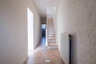 In Wommelgem vind je deze gezellige en grotendeels gerenoveerde woning. Achter de verzorgde gevel schuilt een verrassend ruime en...