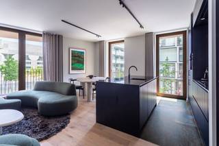 <p><span>Ontdek dit luxueuze appartement, gelegen in de recente nieuwbouwrealisatie "Zuiderhuis".</span></p>
<p><span>Pal in de nieuwe, hoogstaande woonwijk Nieuw-Zuid, omgeven door tal van trendy restaurants zoals 'Misera', 'Nebo', de gekende bakkerij ‘Dellafaille’, de meest vooraanstaande kunstgalerijen en aan de nieuw aangelegde Scheldekaaien met prachtige ruime wandelboulevard aan het water. Met de nabijheid van de Ring, de Singel en de Leien, is het appartement vlot bereikbaar.</span></p>
<p><span>Comfort, luxe en oog voor detail staan hier centraal. Zo werd het appartement uitgerust met een parketvloer met vloerverwarming, domotica en high-end materialen.<br /></span><span></span><span></span></p>
<p><span>De leefruimte is aangenaam licht dankzij de hoekligging met een terras rondom van maar liefst ca 22 m² waar u zalig kan genieten van de voormiddagzon. De kamerhoge ramen creëren hier een extra ruimtelijk gevoel.</span></p>
<p><span>De open keuken met keukeneiland is afgewerkt met natuurstenen werkbladen, greeploze kasten en inbouwtoestellen van AEG (inductievuur, combi-oven, koelkast, diepvriezer en vaatwasser). </span></p>
<p><span>Via de nachthal heeft u toegang tot twee ruime slaapkamers. Deze kunnen gebruikmaken van de naastgelegen badkamer met inloopdouche en lavabo.</span></p>
<p><span>Een derde slaapkamer is momenteel ingericht als dressing met ingemaakte kasten, maar kan ook perfect dienen als bureau, logeerkamer of kinderkamer.</span></p>
<p><span>Ook de inkomhal kreeg een ingemaakte vestiairekast en apart gastentoilet.<br /></span></p>
<p><span>Een privatieve kelderberging is reeds begrepen in de verkoopprijs.<br /><br />Een XL-autostaanplaats in de ondergrondse garage, uitgerust met laadpaal, dient bijgekocht te worden aan 45.000 Euro, excl. B.T.W.<br /><br />Verkoop onder btw-stelsel (thans 21%).<br /></span></p>
<p><span>Bruto bewoonbare oppervlakte cfr. energieprestatiecertificaat.</span></p>