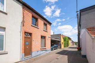 Instapklare woning met tuin en carport in rustige straat.In een rustige straat vind je deze charmante woning. Ideaal voor wie op zoek is naar...