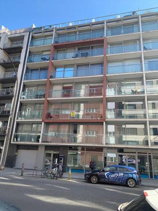 Deze afgesloten garagebox bevindt zich op verdieping -1 van residentie Onyx.<br />Inrijden via autolift naar verdieping -1.<br />Zeer makkelijk, ruim parkeercomplex.<br />Afgesloten box met manuele poort.<br />Afmetingen: 5.81 x 2.82 m.<br />Enkel te huur op jaarbasis.<br />Maandelijkse huurprijs: 130 EUR.