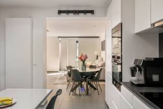 Bent u op zoek naar een instapklare woning met een stijlvolle afwerking en een uitstekende ligging? Dan is deze volledig gerenoveerde woning (2021) zeker een bezoek waard.<br /><br />De woning beschikt over conforme elektriciteit, dubbele beglazing en een gunstig EPC-label B. Op het gelijkvloers vindt u een inkomhal met praktische bureauruimte, een gezellige leefruimte en een volledig ingerichte kwaliteitskeuken. Dankzij de grote lichtkoepel geniet de keuken van een overvloed aan natuurlijk licht. Verder is er een apart gastentoilet.<br /><br />Op de eerste verdieping bevinden zich een slaapkamer, een moderne badkamer met inloopdouche, lavabo en toilet en de toegang tot het gezellige, zuidwestgerichte dakterras. De tweede verdieping is volledig ingericht als master bedroom met een prachtig ligbad en een extra toilet.<br /><br />De woning ligt op wandelafstand van het centrum van Aalst, het station, winkels en horeca. Parkeren kan in de straat en er is de mogelijkheid om een garage op wandelafstand te huren.<br /><br />Bent u op zoek naar een charmante, instapklare woning met karakter, comfort en een topligging? Aarzel dan niet en plan vandaag nog uw bezoek. Dit pareltje wacht op zijn nieuwe eigenaar!<br /><br /> Contacteer Morgane via morgane@woonvast.be of 0498 60 61 75.
