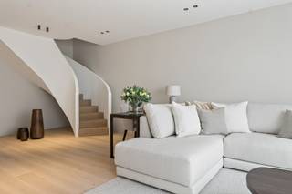 Ce penthouse en duplex de 154 m² avec terrasse de 15 m² est une déclaration architecturale au sommet de la résidence Milenka. Une opportunité unique de vivre à un niveau élevé - littéralement et figurativement - avec vue sur la mer et l'arrière-pays verdoyant de Knokke-Het Zoute.<br /><br />Le 8ème étage abrite un espace de vie ouvert, une cuisine design avec des appareils Miele, un débarras, des toilettes séparées et deux terrasses : une avec une vue frontale sur la mer, l'autre avec vue sur les villas de Het Zoute. L'escalier en colimaçon, un élément sculptural dans l'espace, mène au 9ème étage avec trois chambres à coucher.<br /><br />La chambre principale dispose d'une salle de bains attenante, tandis que la chambre 2 et la chambre 3 partagent une salle de bains. Les fenêtres Skyframe, les accents en pierre naturelle, les détails encastrés et l'harmonie entre le design contemporain et intemporel font de ce penthouse une expérience de vie rarement disponible sur le marché.<br /><br />Pour ceux qui recherchent l'exclusivité, le confort et l'esthétique, ce penthouse offre un style de vie sur mesure à Het Zoute - avec la vie privée, la vue et l'architecture comme valeurs centrales.<br /><br />👉 Vente sous le régime de la TVA sur la totalité.