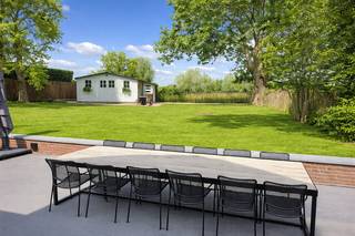 Deze prachtige en volledig gerenoveerde fermette is gelegen in de Annovenstraat 73 in Maarkedal, Schorisse. <br /><br />Momenteel is de woning vergund als vakantiewoning met een heel mooi rendement en bezetting. Voor wie deze droom wil verder zetten, is dit een uitgelezen kans. De volledige inrichting is inbegrepen in de prijs. <br /><br />Uiteraard kan de woning ook als klassieke woning dienen, waar ruimte hand in hand gaat met mogelijkheden tot bureau, thuiswerk, .... <br /><br />Deze open bebouwing in fermette-stijl wordt gekenmerkt door een uiterst rustige en groene ligging. We treffen deze charmante instapklare woning met rieten dak (deels) op een zuidgericht perceel met een ideale terreingrootte van 710 m² en verder een weids uitzicht achteraan over de velden.<br /><br />De woning biedt aan de straatzijde plaats voor 4 wagens en is uitgerust met een laadpaal. Achteraan de woning hebben we een groot, zonnig en prachtig aangelegd terras aansluitend aan de mooie ruime tuin voorzien van een tuinhuis met extra zonneterras én petanque baan waar je in alle rust kan genieten van het groen en het open zicht. De open bebouwing zorgt bovendien voor extra privacy en een gevoel van vrijheid. De tuin geniet een uitzonderlijk verzicht over de velden. <br /><br />Deze lichtrijke woning heeft binnenin maar liefst een bewoonbaar oppervlak van 204 vierkante meter, en is volledig instapklaar. In 2019 onderging de woning een totaalrenovatie en werd sindsdien prachtig onderhouden. <br /><br />Bij het betreden van de woning kom je in de eerste ruime leefruimte met multifunctionele plaats die momenteel dienst doet als pooltafel-ruimte. Deze ruimte sluit naadloos aan, aan de gezellige eetplaats en de open, volledig ingerichte keuken. Dankzij de grote raampartijen geniet je hier van veel natuurlijk daglicht en een mooi zicht op de tuin. Naast de leefruimte hebben we de tweede enorm grote doch gezellige zithoek, met open haard. <br />Verder telt de woning maar liefst 4 volwaardige slaapkamers en 2 badkamers, een extra afzonderlijk toilet. Tot slot is de woning overal uitgerust met ingemaakte kasten en een praktische berging. <br /><br />Pluspunten:<br />- Open bebouwing<br />- 4 slaapkamers en 2 badkamers<br />- Bewoonbare oppervlakte van 204 m²<br />- Ruim perceel van 710 m²<br />- Veel lichtinval en aangename leefruimte<br />- 4 zonnepanelen <br />- Vergund als vakantiewoning (desgewenst)<br /><br />Wens je graag meer informatie en/of een bezoek ter plaatse? Wij helpen jullie heel graag verder. Contacteer Margaux op 0479 61 53 82 of via mail naar info@immomargaux.be<br /><br />Tot snel?