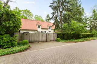 Gelegen nabij het kasteel van ’s-Gravenwezel bevindt zich deze elegante villa, uitstekend gelegen in een groene en residentiële omgeving met een zeer vlotte bereikbaarheid. Scholen, openbaar vervoer en de centra van zowel ’s-Gravenwezel als Schilde bevinden zich op korte afstand, terwijl de omliggende natuur een ideale omgeving vormt voor wandel-, fiets- en sportliefhebbers.<br />Deze villa combineert ruimte, licht en een uitzonderlijk potentieel op een gegeerde locatie.<br /><br /><strong>Indeling</strong><br />Via de ruime inkomhal met gastentoilet en vestiairegedeelte wordt u verwelkomd in de woning. Vanuit de hal heeft u toegang tot de verschillende leefruimtes, waaronder de bureauruimte, de keuken en de woonkamer.<br /><br />De lichtrijke woon- en eetkamer geniet dankzij de grote raampartijen van een prachtige connectie met de tuin en een overvloed aan natuurlijk licht. De groene omgeving vormt hier een rustgevend decor dat de leefruimtes een bijzonder aangename sfeer geeft.<br /><br />Aansluitend bevindt zich de volledig uitgeruste keuken met aanpalend een praktische berging, die rechtstreeks toegang biedt tot de dubbele inpandige garage.<br /><br />Zowel via de woonkamer als via de keuken bereikt u de prachtig aangelegde tuin met ruim terras en zonnetent, een heerlijke plek om te genieten of gasten te ontvangen.<br /><br />Op de eerste verdieping bevinden zich vijf slaapkamers en twee badkamers, wat deze woning bijzonder geschikt maakt voor grotere gezinnen of wie extra ruimte wenst voor bureau of hobby’s.<br />Tot slot beschikt de woning nog over een praktische opbergzolder en een kruipruimte onder de volledige woning.<br /><br />Een eigendom die rust, ruimte en woonkwaliteit combineert op een absolute toplocatie, met bovendien de mogelijkheid om deze villa verder naar eigen smaak en hedendaagse normen te verfijnen.<br /><br /><strong>Bijzonderheden</strong><br />+ Te moderniseren villa met uitzonderlijk potentieel<br />+ Zonnige oriëntatie<br />+ Uitstekende en groene ligging<br />+ 5 slaapkamers en 2 badkamers<br />+ Dubbele inpandige garage<br />+ Prachtig aangelegde tuin met terras