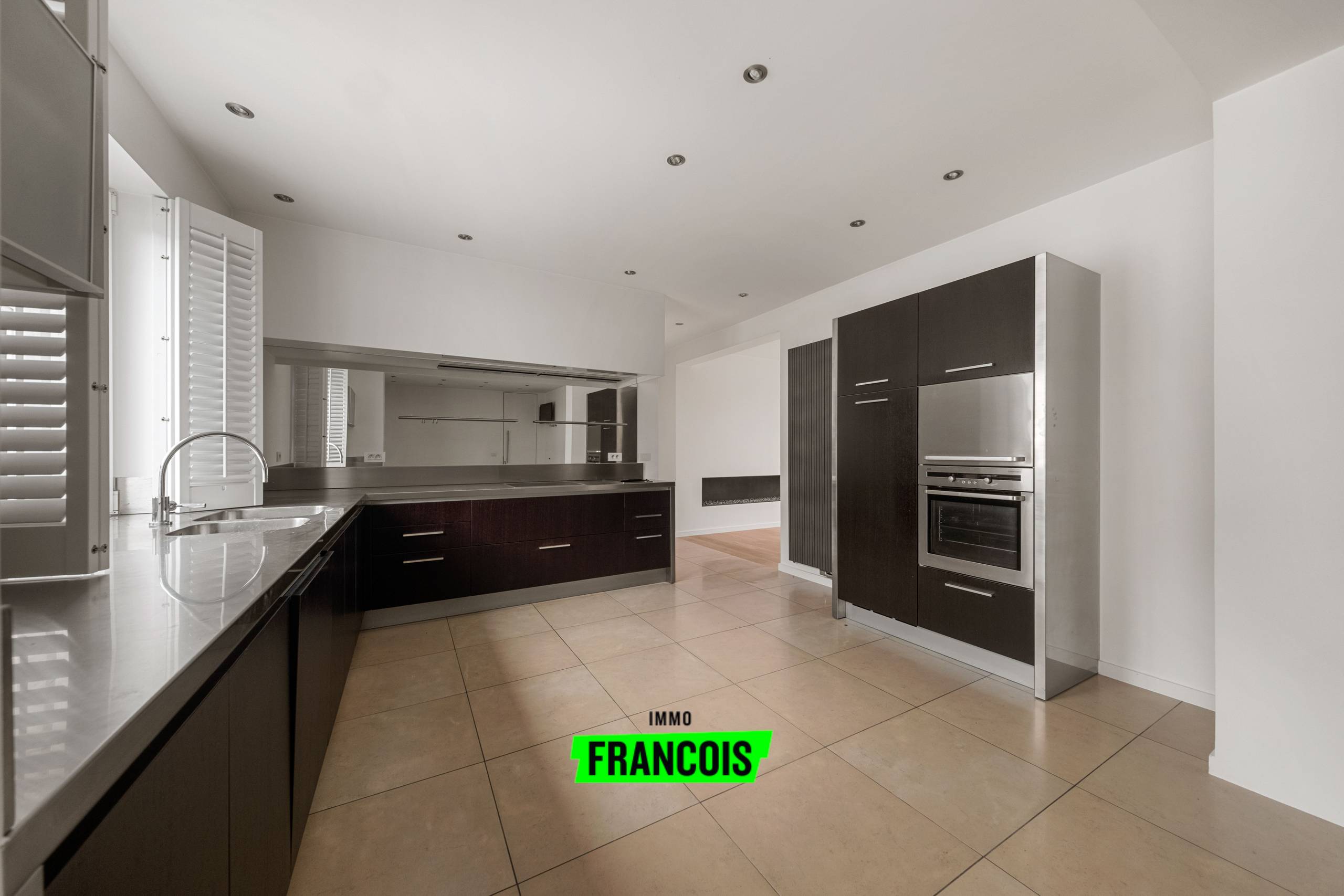 Instapklaar handelspand met luxueus duplex appartement te koop op toplocatie te Sint-Andries - foto 2