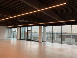 <strong>Instapklare kantoorruimte</strong> te koop van <strong>236 m²</strong> . Het kantoor situeert zich op de <strong>2de verdieping</strong> en beschikt over een ruime hoeveelheid natuurlijk licht dankzij de <strong>grote raampartijen</strong> en maakt deel uit van het bedrijvenpark Nelca Zuid te Lendelede.<br /><br />Het <strong>lichtrijke kantoor </strong>is voorzien van de nodige technieken oa. verwarming en koeling, LED-verlichting, tegelvloer, een kitchenette & sanitair. Tevens is er een terras aanwezig. Alsook <strong>inbegrepen</strong> in het aanbod <strong>20 zonnepanelen</strong> van 330Wp. Het kwalitatieve kantoorgebouw geniet van visibiliteit langs de Stationsstraat en biedt een ruime parkeermogelijkheid op de site. Fantastisch en centraal gelegen met een vlotte verbinding naar de E17 en de E403. <strong>Onmiddellijk beschikbaar!</strong><br /><br />Contacteer <strong>PANORAMA B2B</strong> voor bijkomende (technische) inlichtingen, plannen of een plaatsbezoek <strong>056 222 256</strong>.