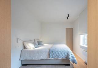 De inkomhal beschikt over een gastentoilet en vestiaire. De leefruimte is voorzien van een open ingerichte keuken en een aangrenzende eetruimte. Er zijn 2 volwaardige slaapkamers met ingemaakte kasten waarvan één met eigen douchekamer. Daarnaast is er ook nog kleinere slaapkamer met stapelbed en een aparte Badkamer. Aan de achterzijde bevindt zich een terras. <br />Verder zijn er ook een kelder en fietsenberging aanwezig. <br /><br />Mogelijkheid tot aankoop van de meubels.