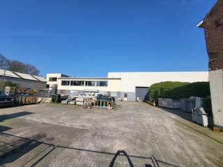 Industriële gebouwen met buitenruimte op toplocatie te RoeselareOp een uiterst centrale ligging bieden wij deze bedrijfsmatige site aan met een...