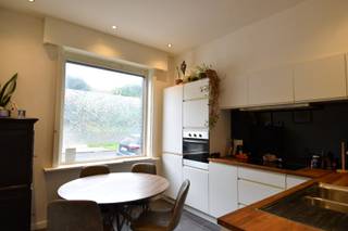 Deze gezellige woning ligt in een rustige straat, maar biedt tegelijkertijd een vlotte verbinding naar alle invalswegen. De nabijheid van de...